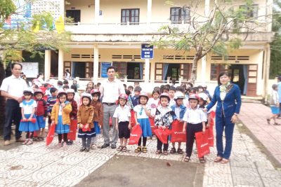 TRAO TẶNG MŨ BẢO HIỂM CHO HỌC SINH LỚP 1 NĂM HỌC 2023-2024